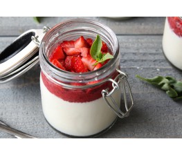 Dessert: Panna cotta met aardbeien